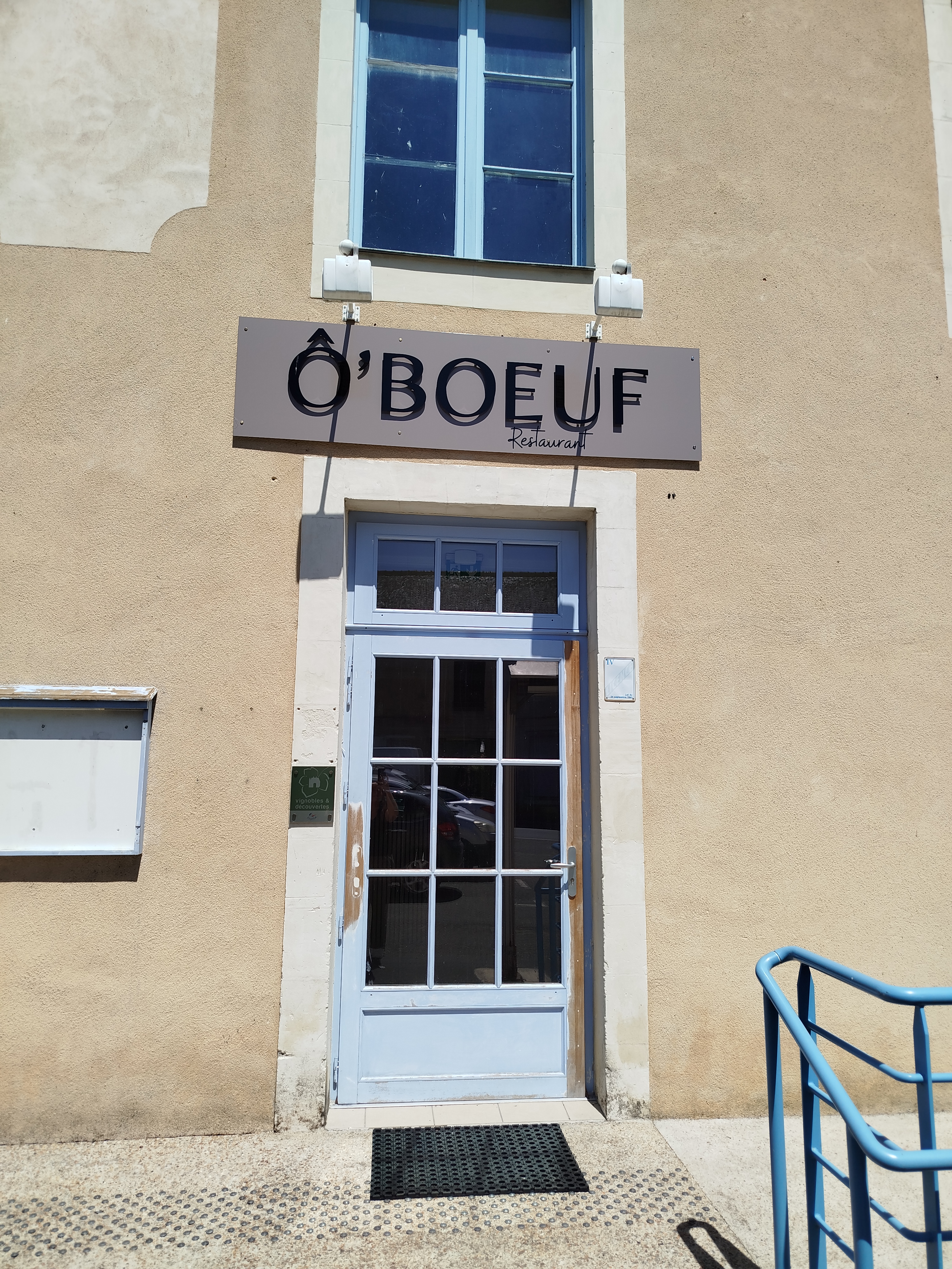 Entrée du restaurant et enseigne Ô’Boeuf